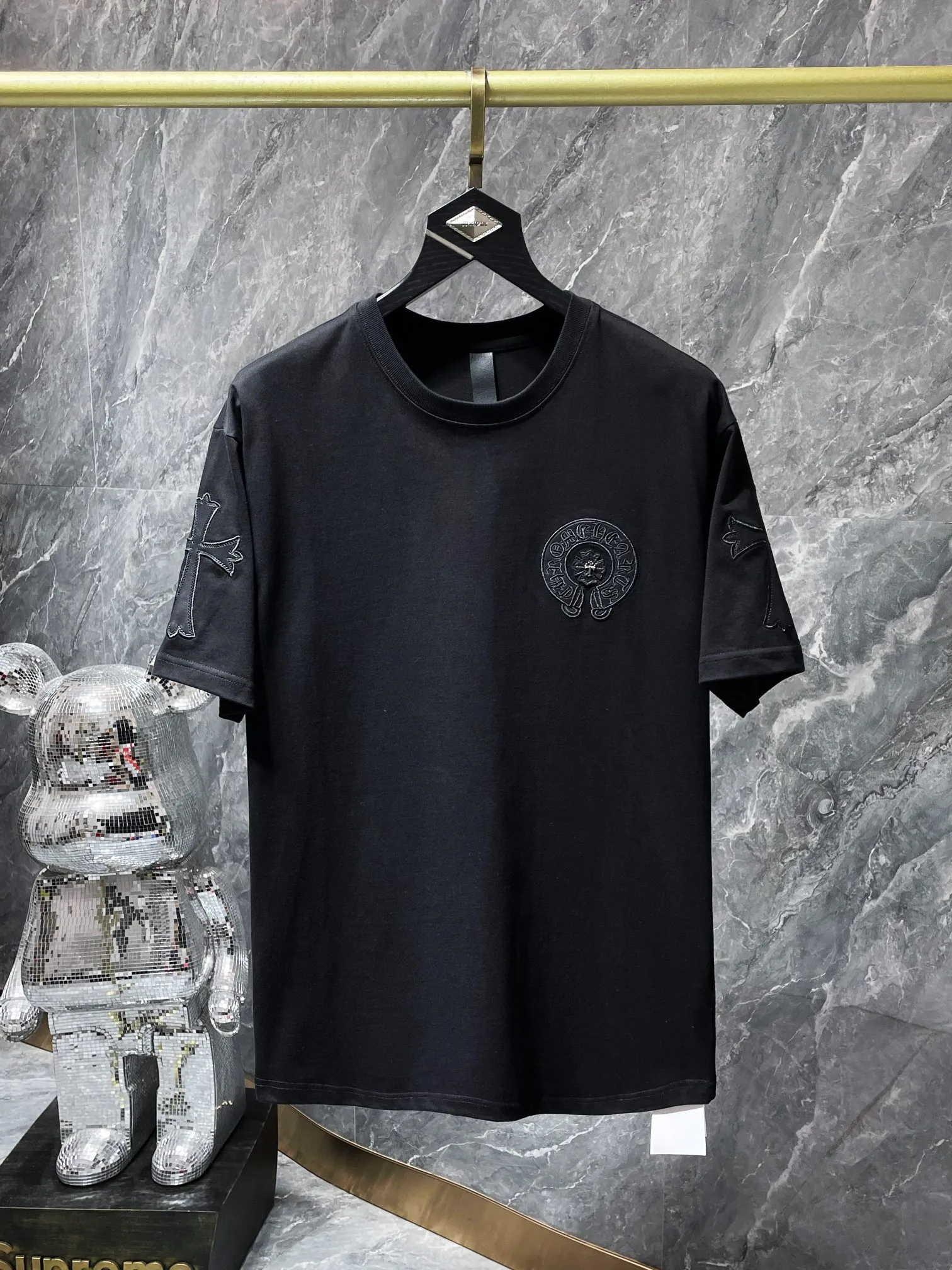 P170 New for summer Chrome Hearts 25ss High-weight, environmentally friendly and high-quality top fabric 260g~285g Chrome Hearts heavy-duty embroidered cross short sleeves Heavy-duty cross sheepskin 17-piece patchwork Customized silver-proof buckle Counter synchronization 1:1 replica version Recommended color: white Black Size: S, M, L, XL